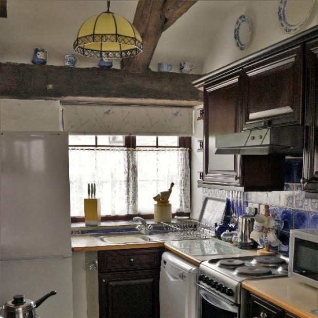 Fully Equipped Cottage Kitchen in Badgers Sett Holiday Cottage